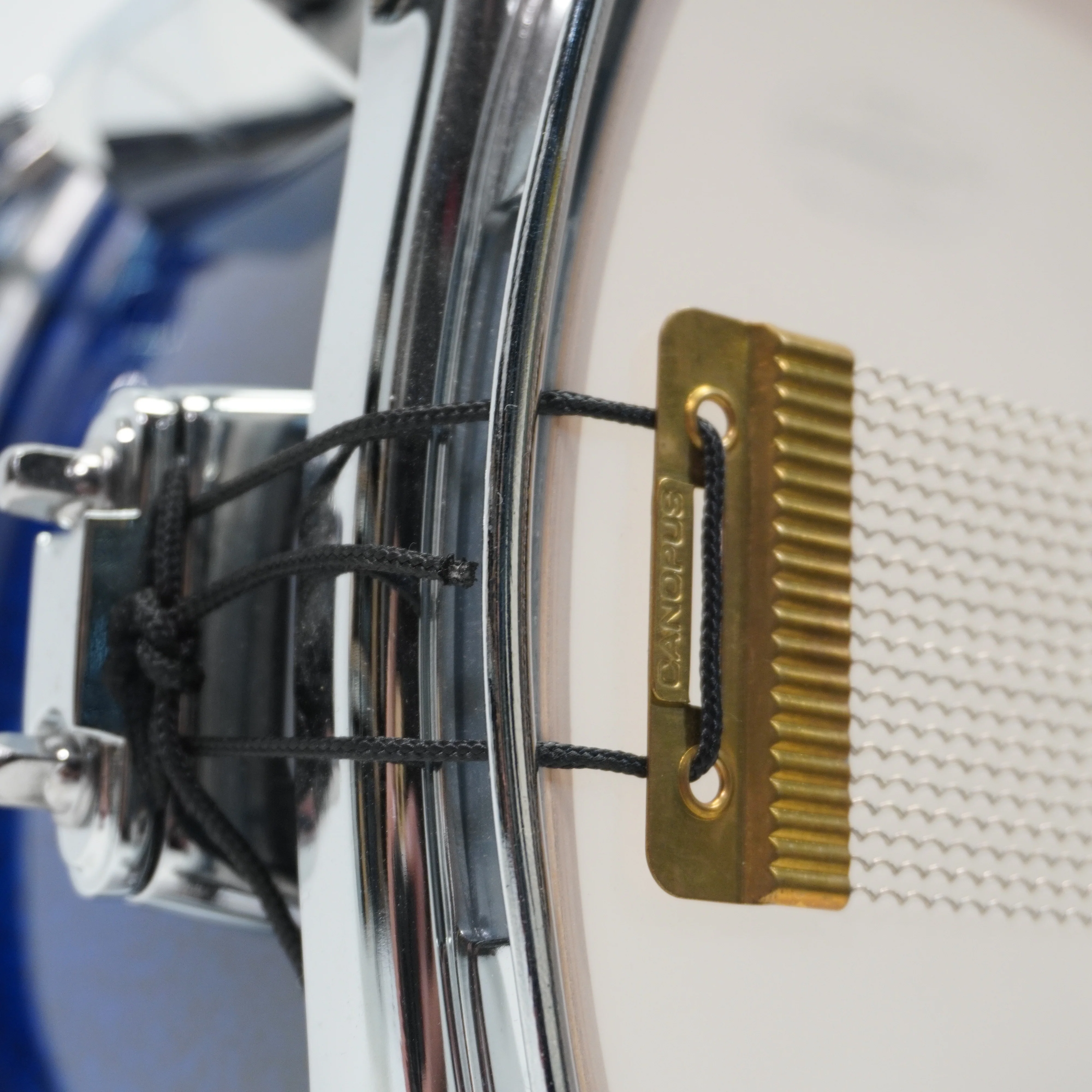CANOPUS YAIBA 14x6.5 SNARE DRUM IN BLUE SPARKLE - Image 9
